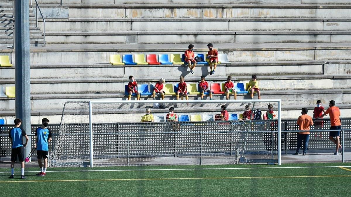 Unos chicos entrenan en el complejo deportivo Fort Pienc, este lunes. 