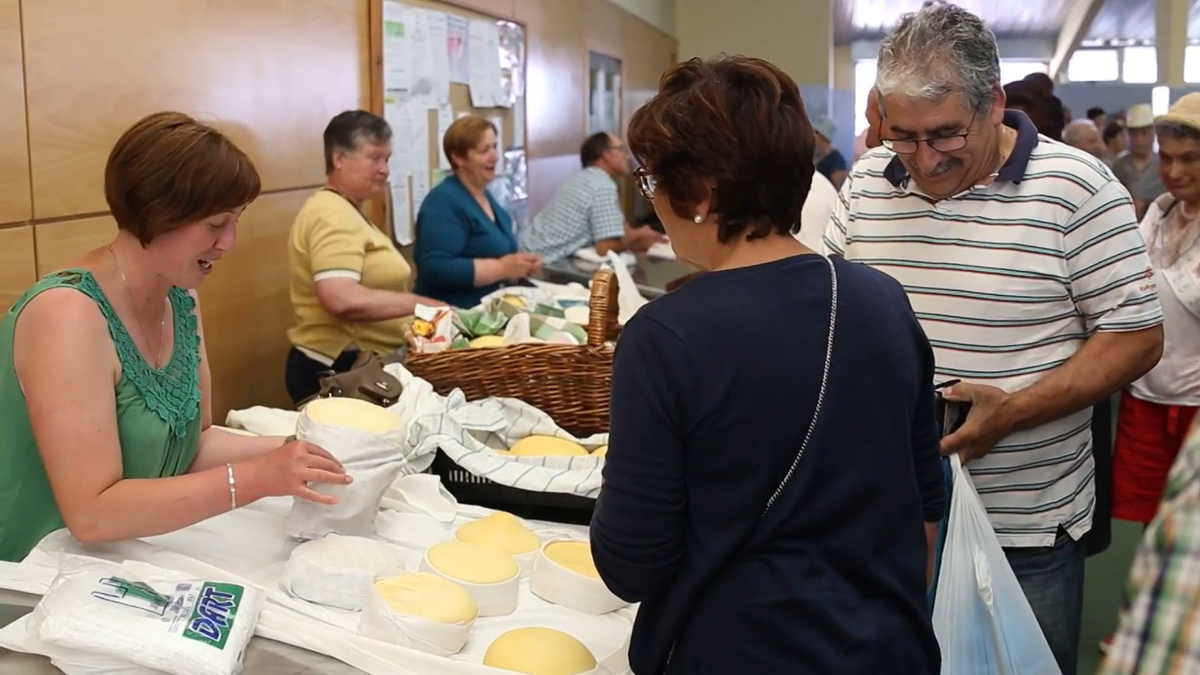 Las queseras vende sus productos en la feria de Curtis.
