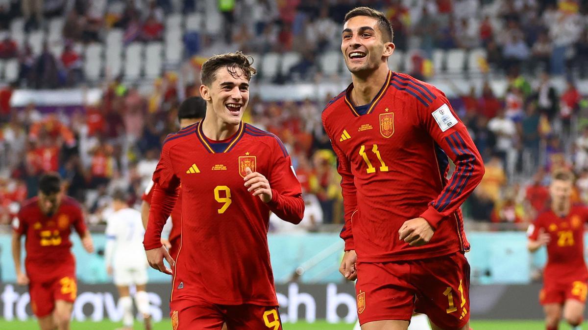 Ferran y Gavi celebran el segundo gol del delantero valenciano.