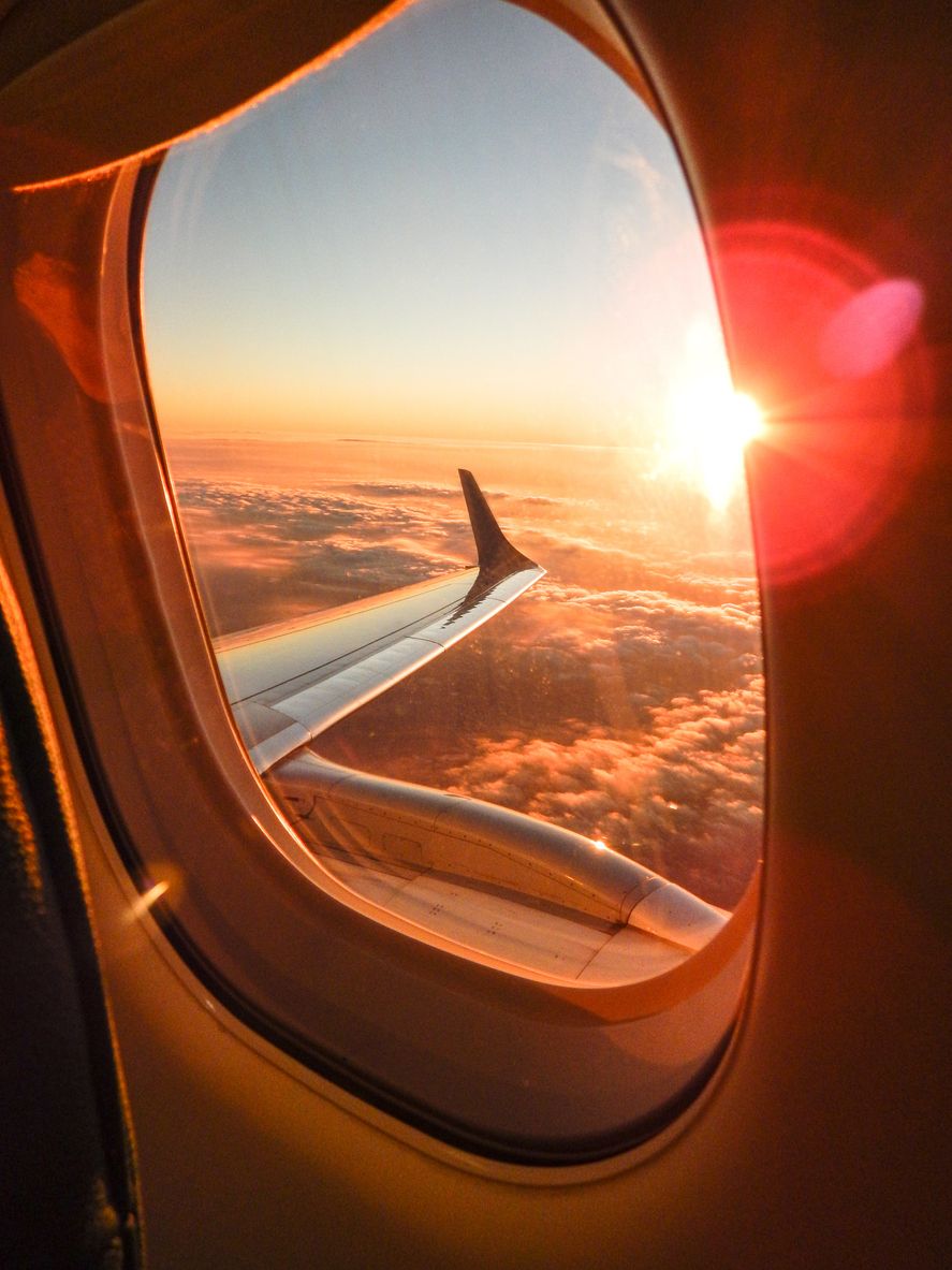Imagen de un amanecer desde la ventana de un avión.