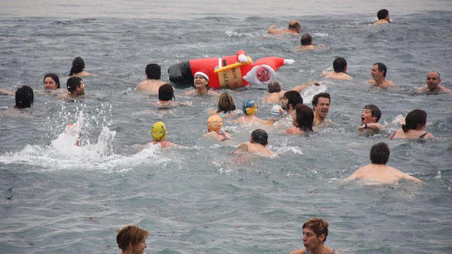 Alguns dels banyistes que van desafiar la fred a Sant Feliu.