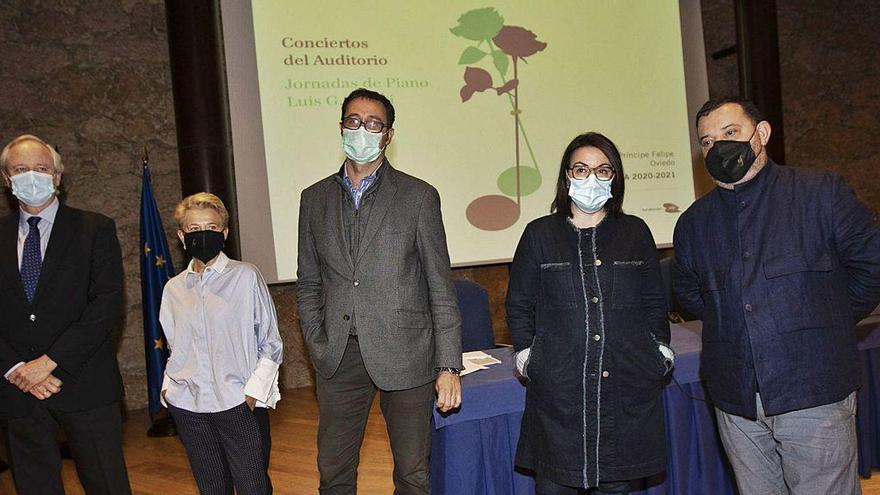 Por la izquierda, Ángel Moraleda, Pilar Rubiera, José Luis Costillas, Ángeles Rivero y Cosme Marina, ayer, en el Auditorio Príncipe Felipe.