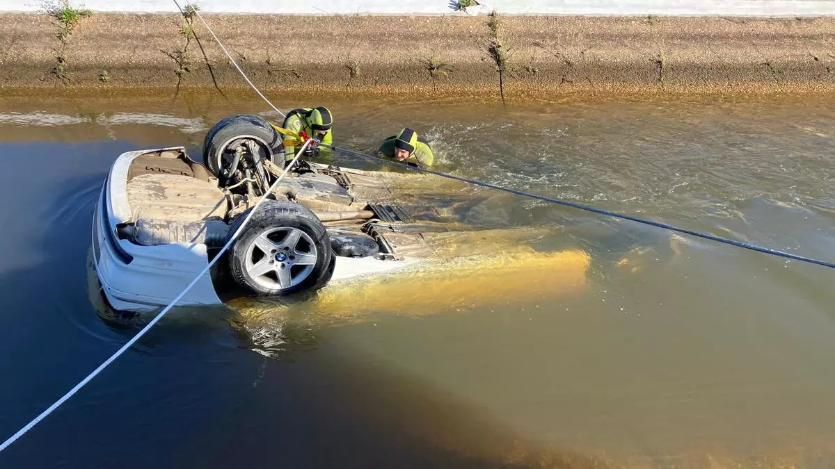 Recuperan tres cadáveres en el interior de un vehículo que había caído a un canal de riego en Huelva
