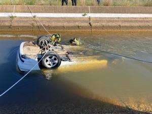 Recuperan tres cadáveres en el interior de un vehículo que había caído a un canal de riego en Huelva