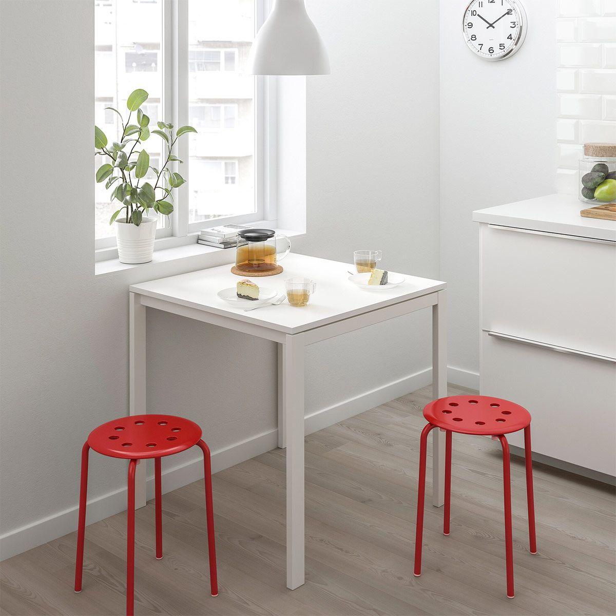 Mesa pequeña y taburetes apilable, de Ikea