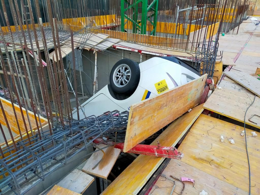 Un coche se precipita sobre un edificio en obras en Las Palmas de Gran Canaria