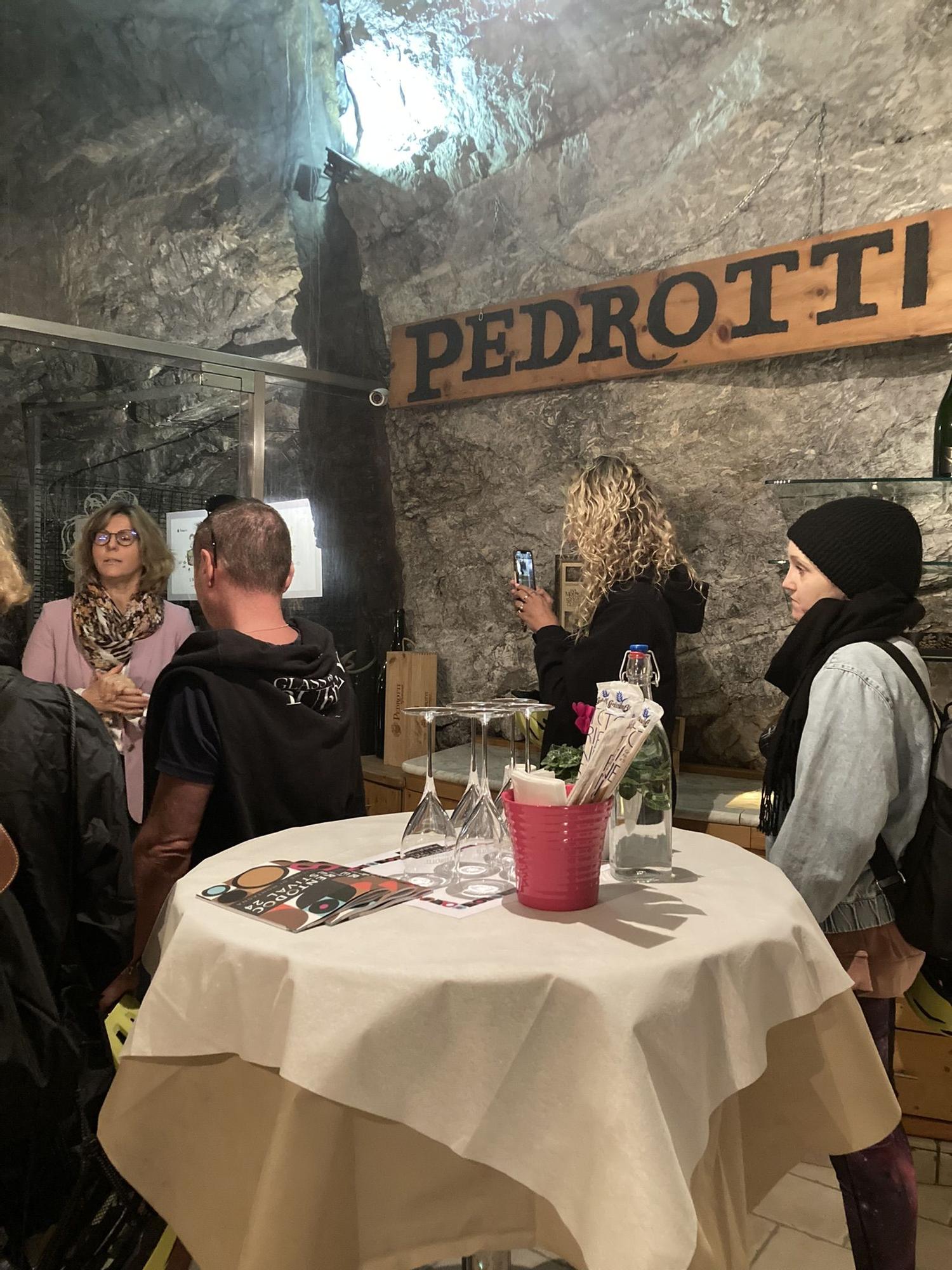 Grotta dello Spumante de bodega Pedrotti.