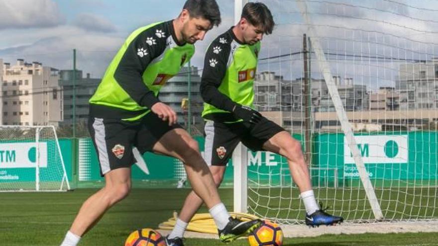 Borja Valle, ayer, durante el entrenamiento en el campo anexo, junto a Luis Pérez.