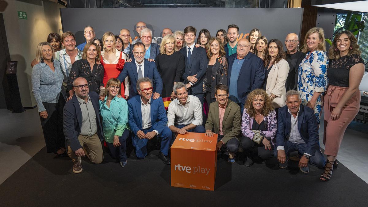 Los profesionales de RTVE asistentes a la presentación de la muestra de RTVE.