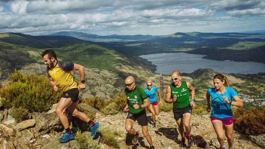 Varios corredores, en las inmediaciones del Lago.