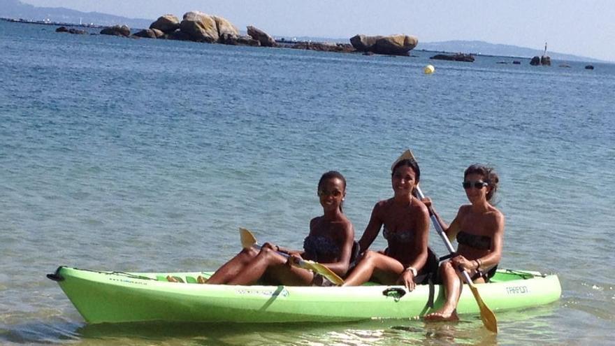 Ana Peleteiro (izqda.), durante unas vacaciones en Ribeira. // FdV