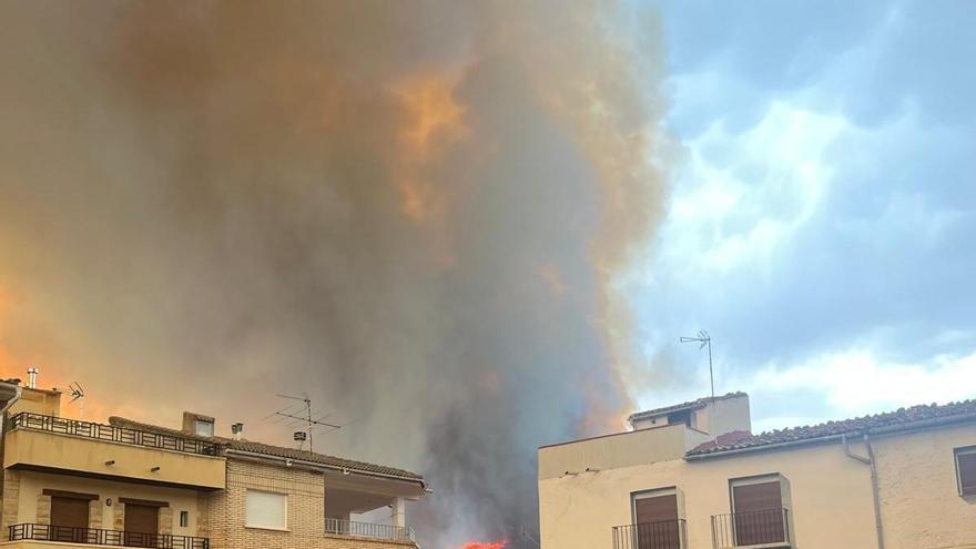 Columna de humo del incendio en la Sierra de Algairen