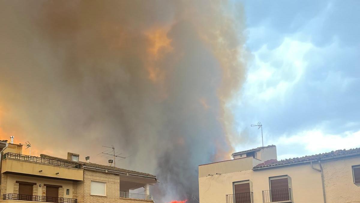 Columna de humo del incendio en la Sierra de Algairen