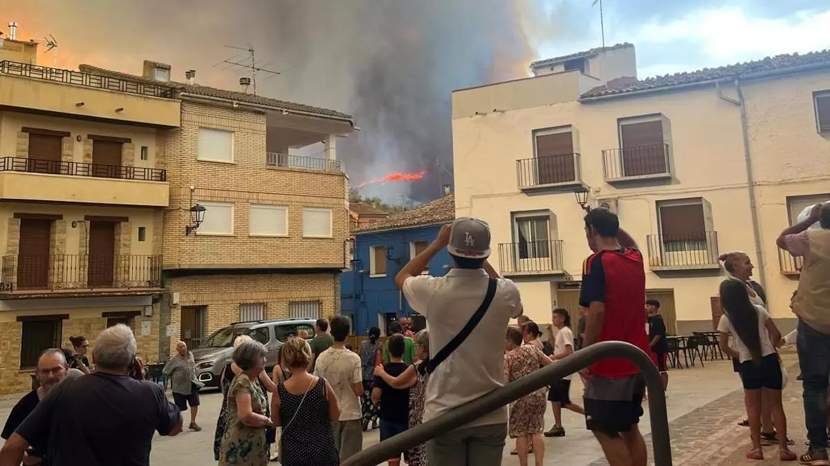 Columna de humo del incendio en la Sierra de Algairen