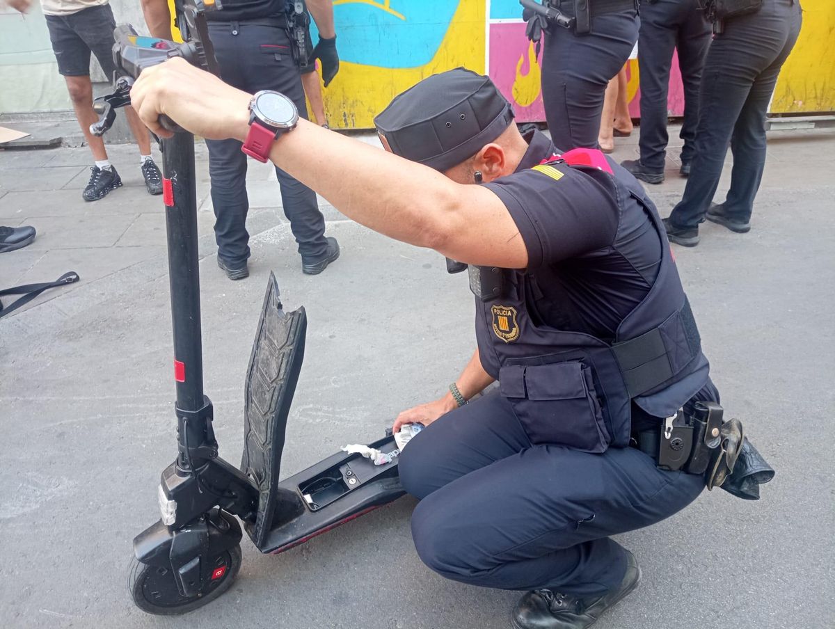 Los agentes han localizado un patinete con droga