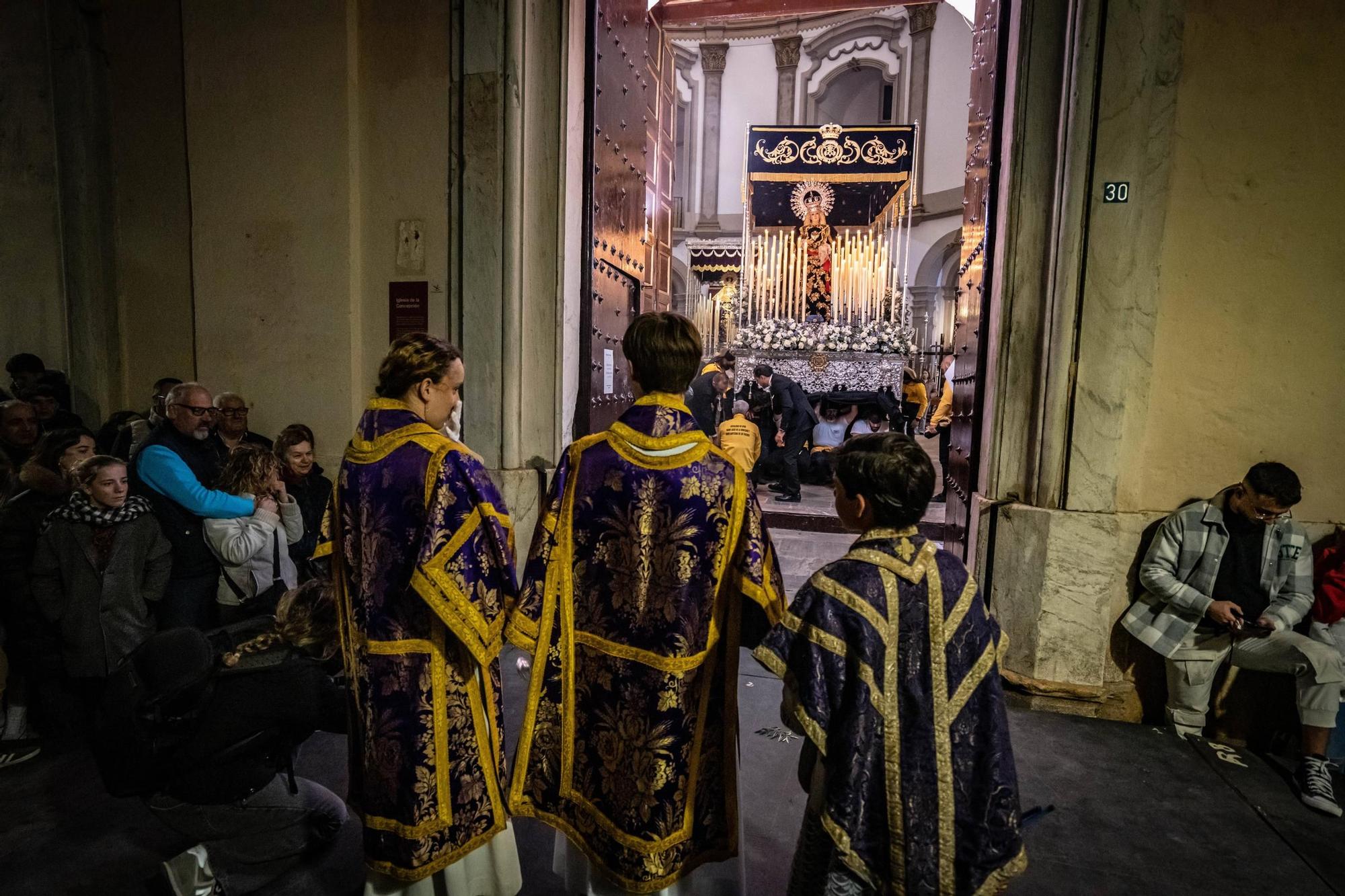 La Virgen de los Dolores salía en torno a las 21.45 horas de la Concepción.