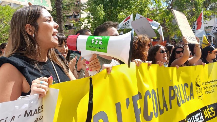 Unos 300 docentes se han concentrado en la plaza de la Constitución de Torrevieja en la jornada de huelga contra los recortes en Educación