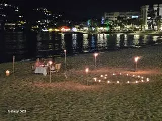 Una pareja convierte la playa de Santa Eulària en su restaurante privado de Ibiza: amor a la luz de las velas