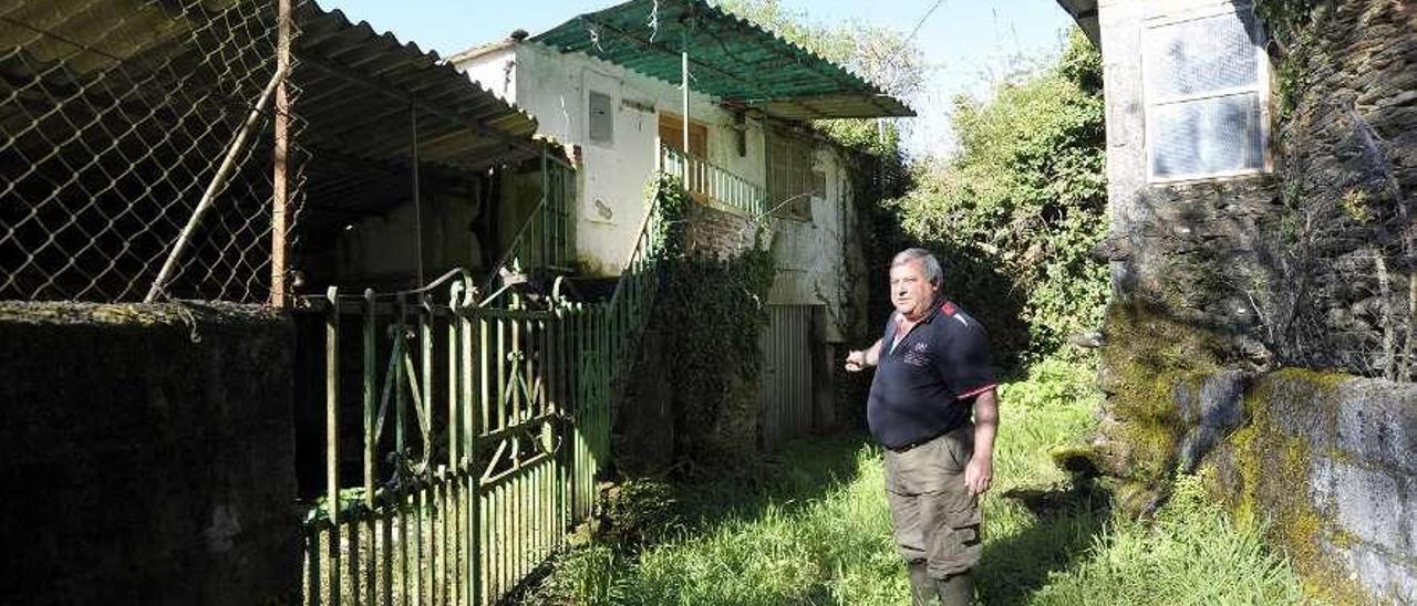 Juan Ramón Varela, en la aldea abandonada de As Bouzas. // Bernabé/Javier Lalín