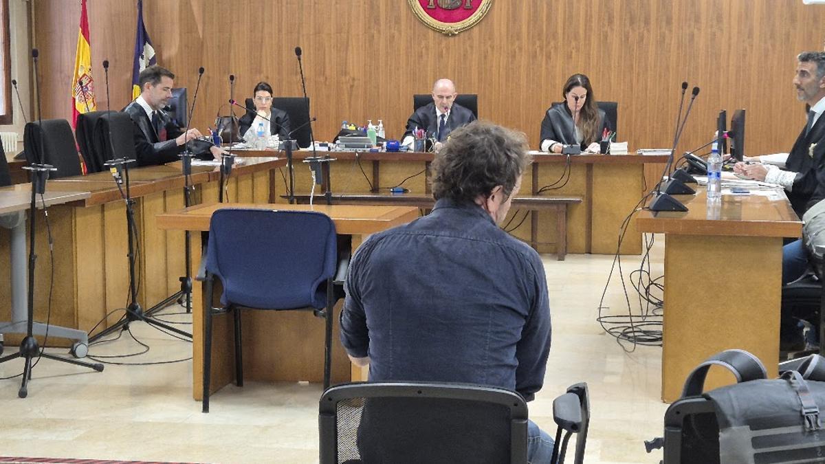 El tatuador acusado de abusos sexuales a una turista en Ibiza durante el juicio en la Audiencia de PAlma.