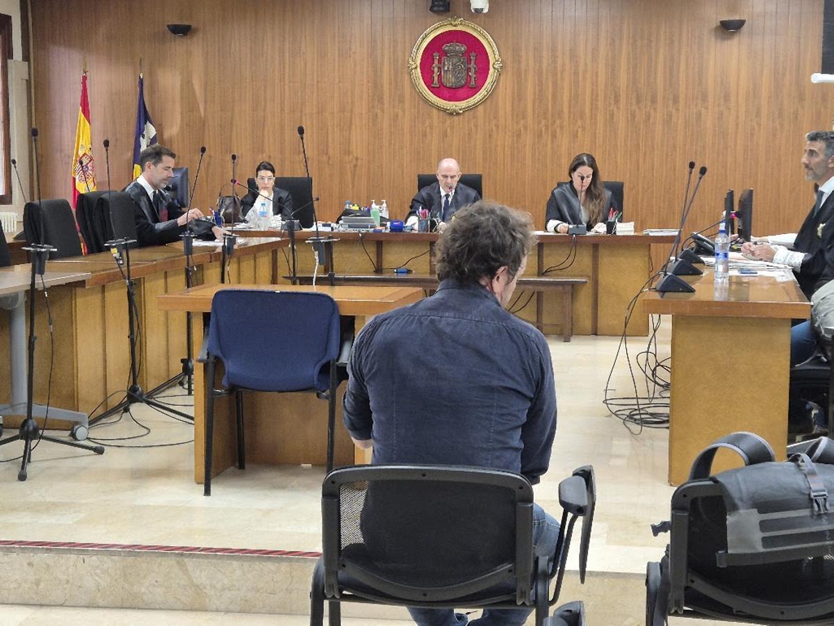 El tatuador acusado de abusos sexuales a una turista en Ibiza durante el juicio en la Audiencia de PAlma.