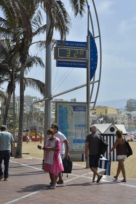 08-09-2020 LAS PALMAS DE GRAN CANARIA. Ambiente en la playa de Las Canteras por el festivo. Fotógrafo: ANDRES CRUZ  | 08/09/2020 | Fotógrafo: Andrés Cruz