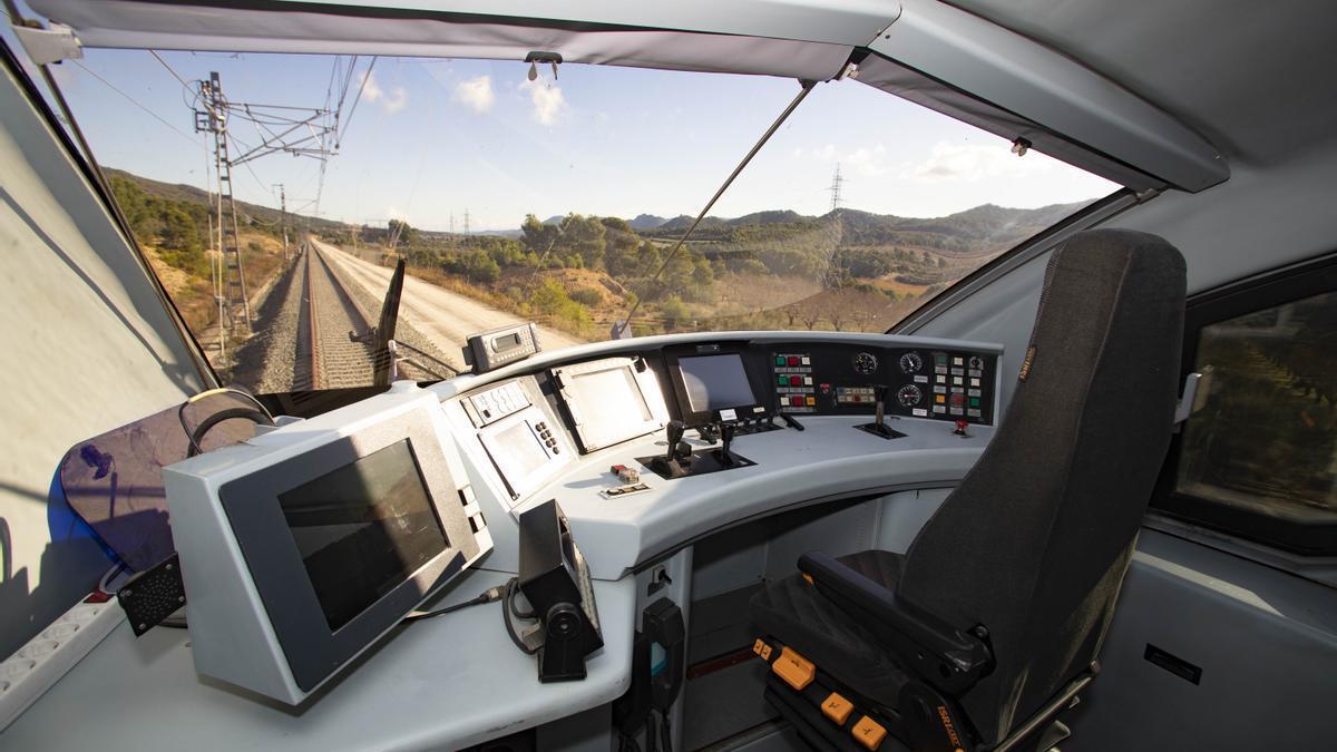 Un tren laboratorio de Adif en un tramo de la provincia de Valencia por el que circulará en el futuro el tráfico de ancho ibérico.