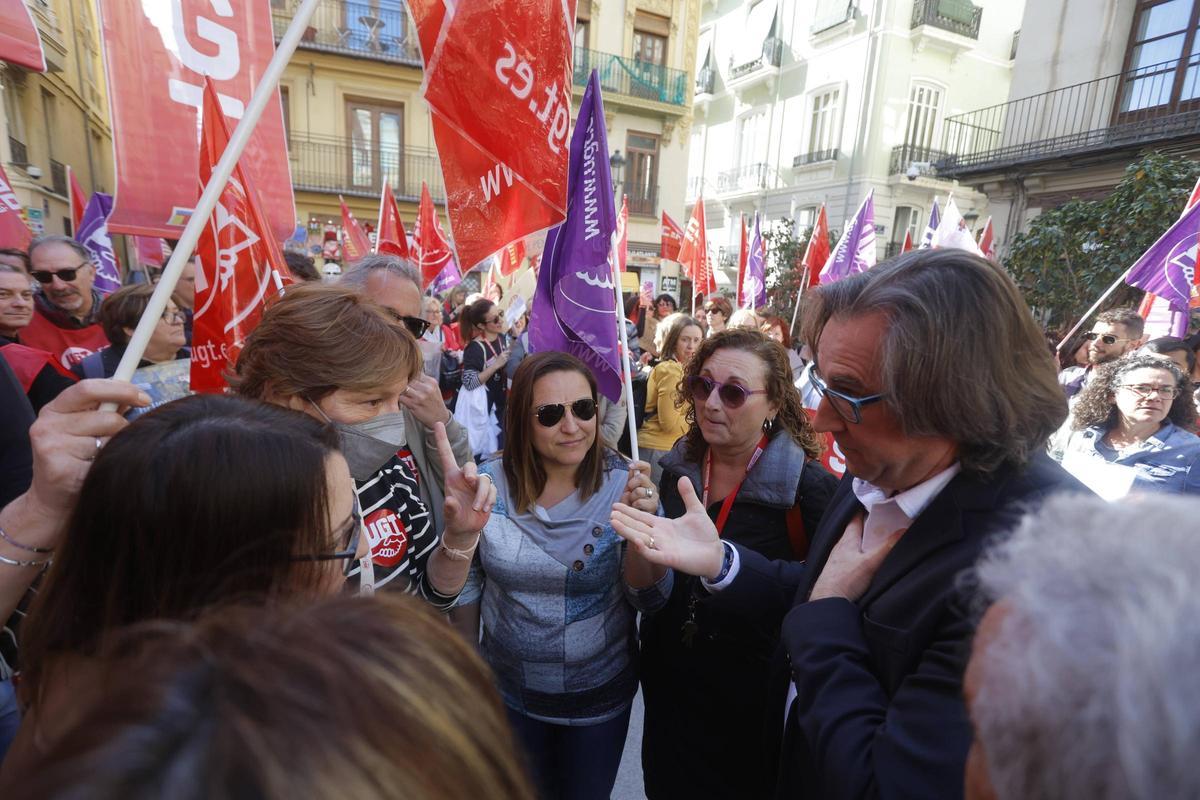 Valencia. Manifestación por los servicios sociales . Convocada por los dos sindicatos mayoritarios CCOO y UGT . Contra los recortes en política social . VLC