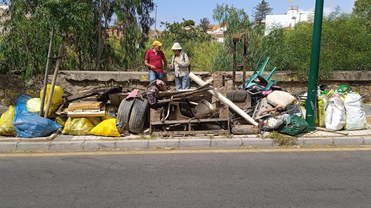 Basura y enseres retirados del cauce del arroyo Jaboneros por voluntarios de Andalimpia el sábado.