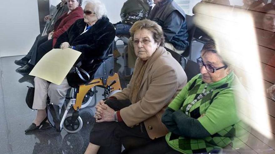 Pacientes esperando en el área de Urgencias del nuevo Hospital de Dénia