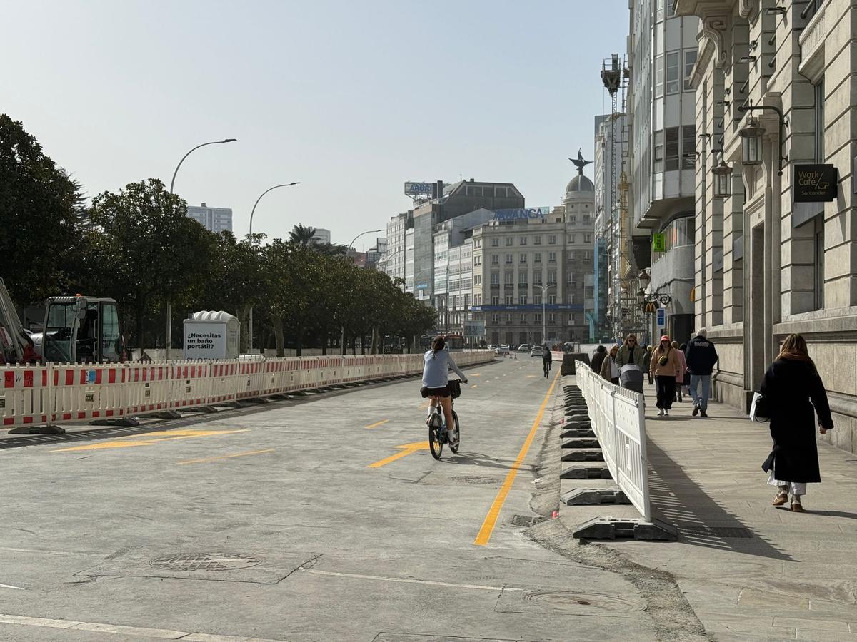 Cambia el tráfico en el Cantón Pequeño: los coches 'toman' el carril peatonal.