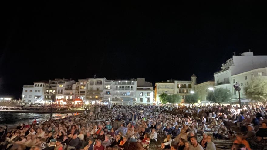 Milers de persones omplen la Platja de l&#039;Escala a la cantada d&#039;havaneres