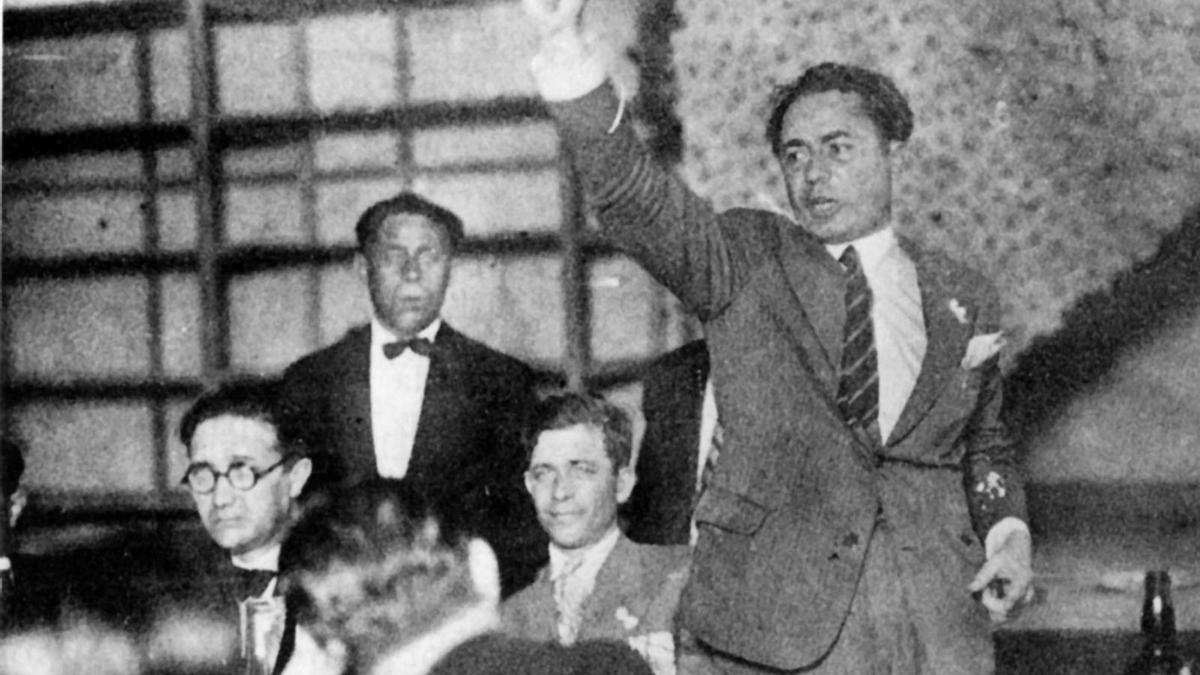 Castelao, á esquerda, con Valentín Paz Andrade, en pé, noutro evento.