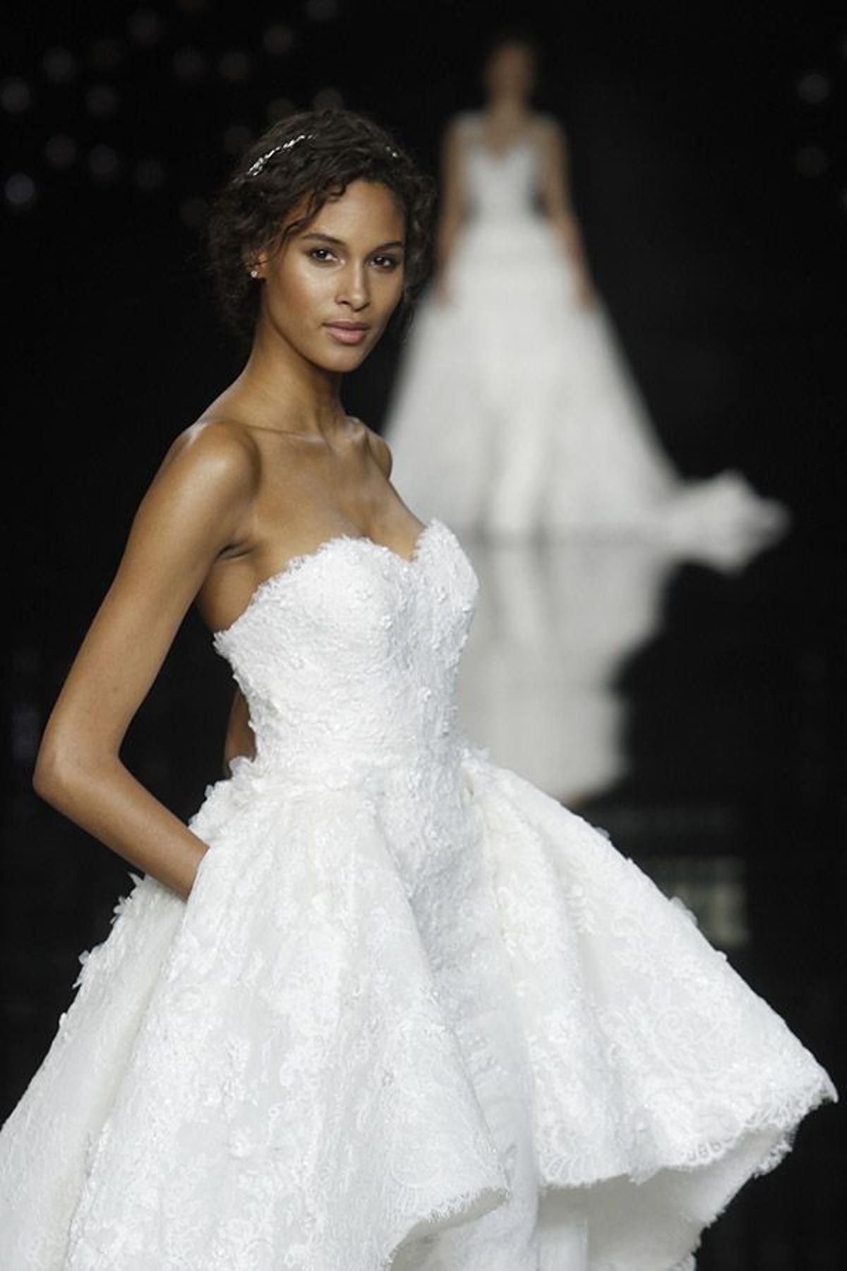 Las nuevas formas en el desfile de Pronovias 2016