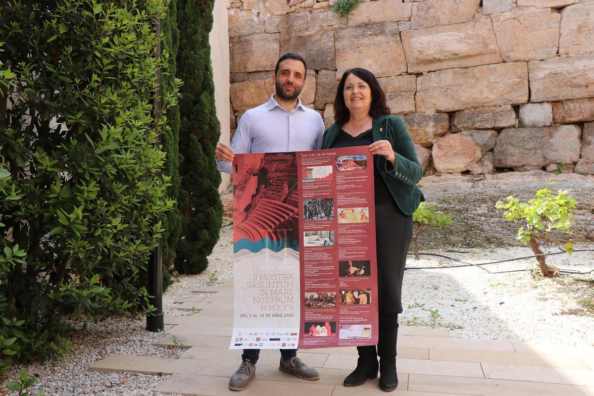 El alcalde y la edil de Cultura, con el cartel.