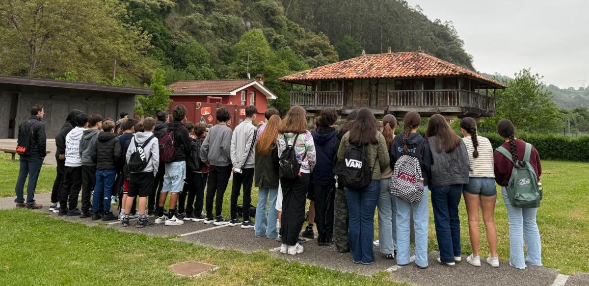 Los alumnos frente a una de las construcciones.