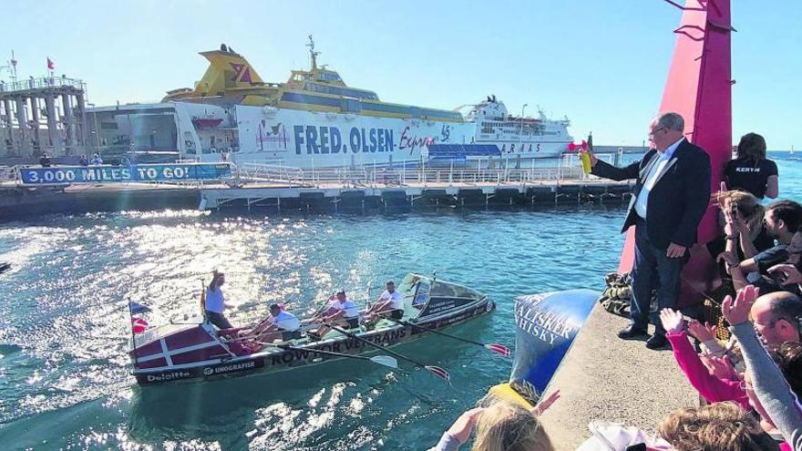 Salida del primer barco remero que se enfrenta al reto