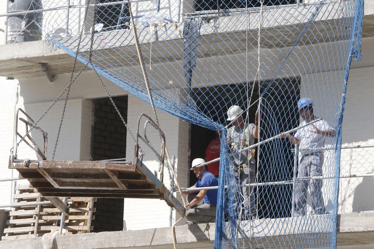 Vivienda nueva vivienda en construcción en zona de poniente albañiles trabajadores recurso