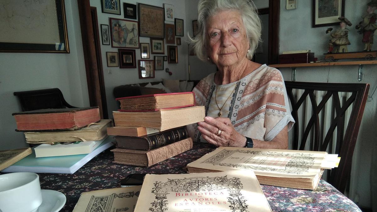 Esperanza Marina, en el salón de su casa de Badajoz. En primer plano, el diccionario que publicó su abuelo.