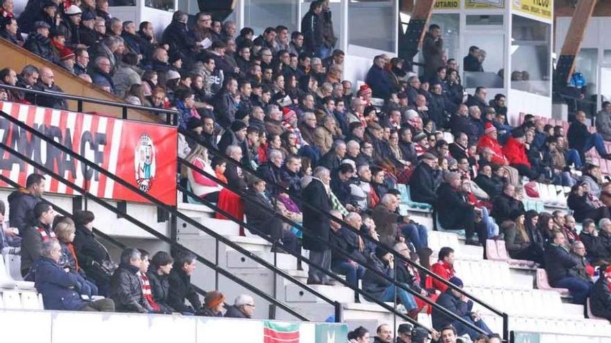 Aficionados, durante un partido el pasado invierno en el Ruta.