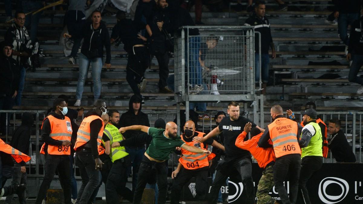 ¡Vuelve a haber lío en Francia! El Angers - Marsella acaba en esta violenta invasión de campo