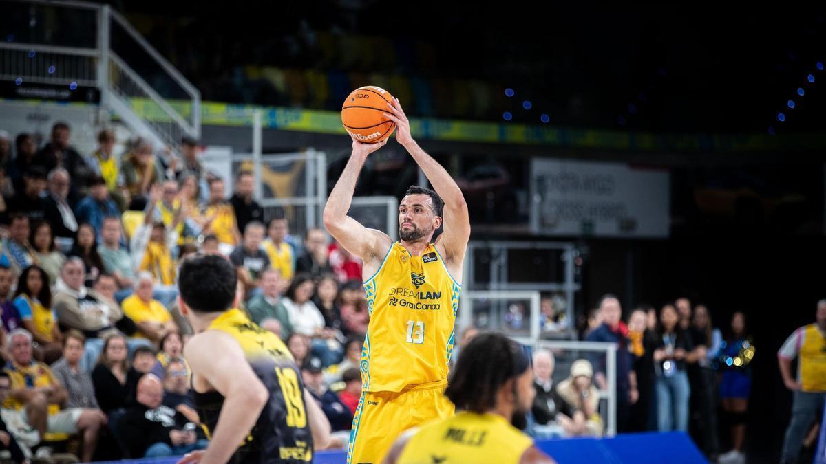 Pierre Pelos ejecuta un lanzamiento desde fuera del arco en el último derbi canario entre el Granca y el Canarias.