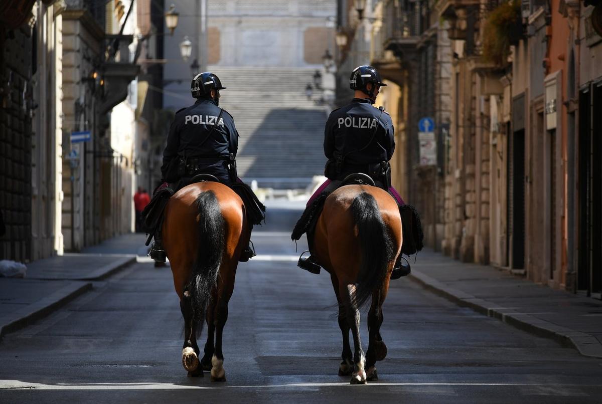 Mounted police patrol at Via dei Condotti street, as the spread of the coronavirus disease (COVID-19) continues, in Rome, Italy April 10, 2020. REUTERS/Alberto Lingria