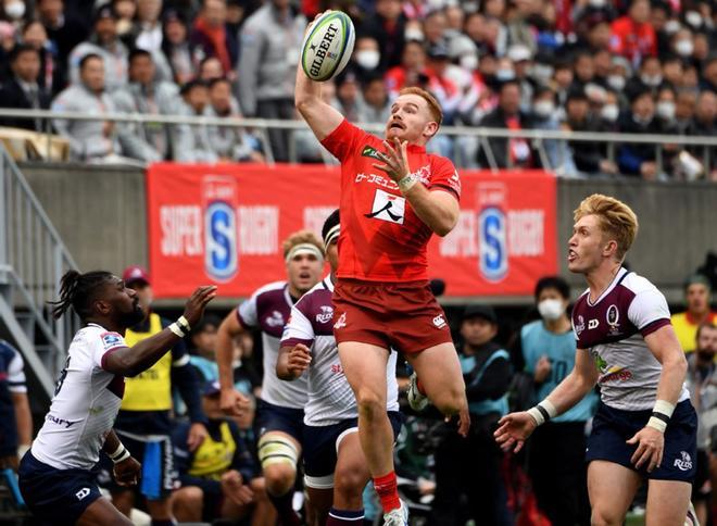 Imagen tomada el 16 de marzo de 2019 muestra a Haywilves atrapando el balón entre los jugadores de los Reds durante el partido de Super Rugby entre los Sunwolves de Japón y los Reds de Australia en el Prince Chichibu Memorial Stadium en Tokio.