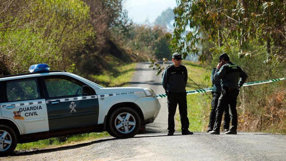 La Guardia Civil, en el lugar en el que se encontró el cadáver en Toques.