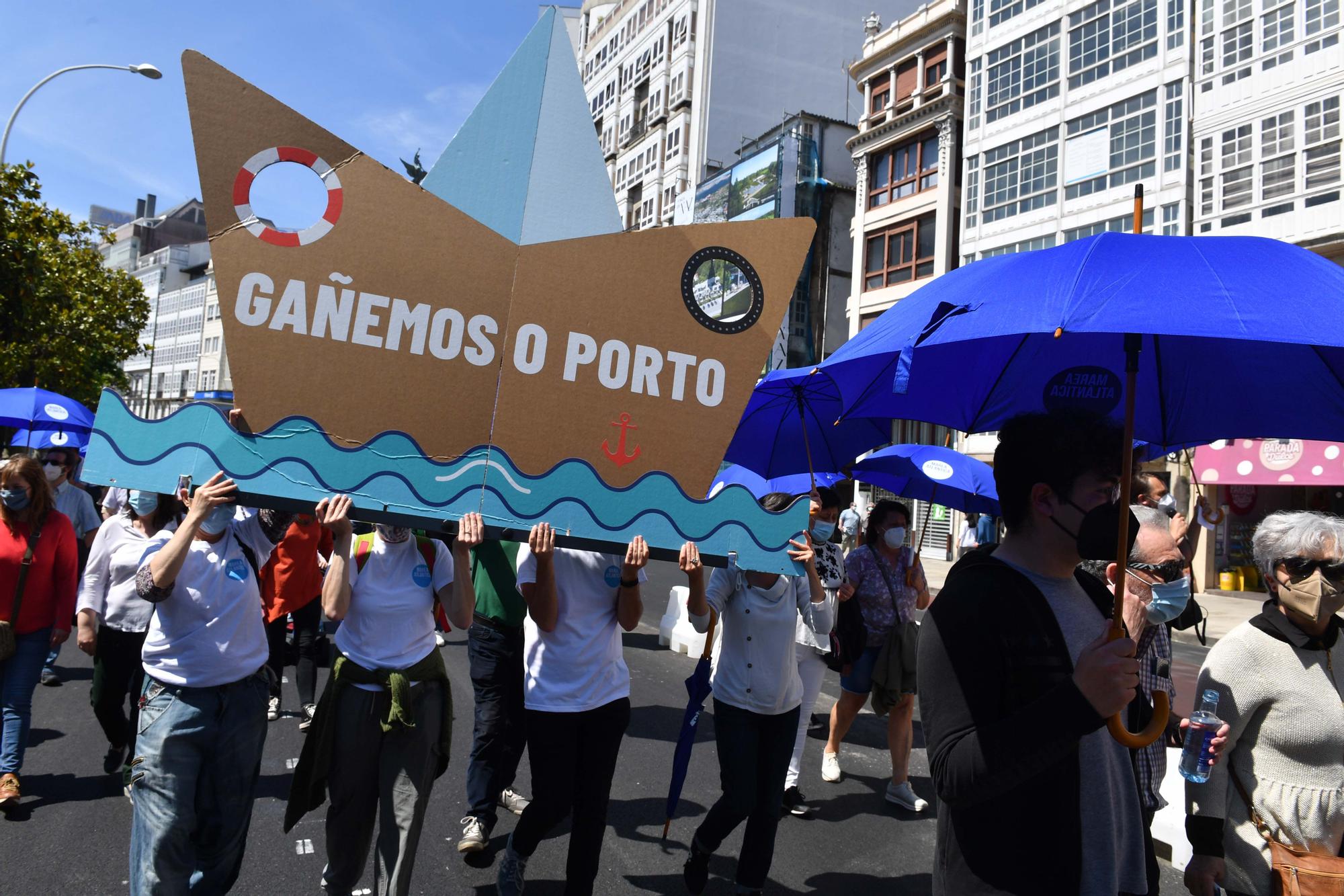 800 personas se manifiestan en contra de la venta de los muelles de A Coruña