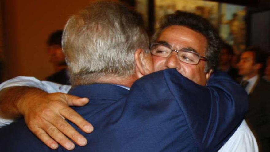 Alperi y Ortiz celebran en el Ayuntamiento el ascenso del Hércules a Primera hace un año.