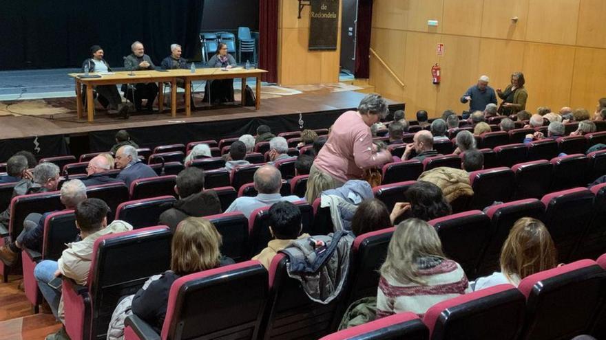 Asamblea sobre la sanidad pública celebrada en el multiusos de Chapela.   // A.V. Chapela.