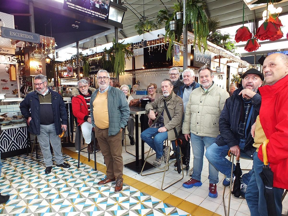 Asistentes al acto de presentación del Encuentro Interprovincial de Senderismo, en el Mercado Victoria.