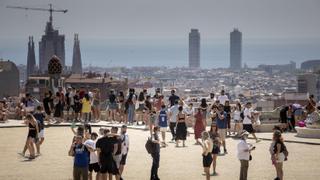 La Barcelona turística resiste en un verano de mínimos